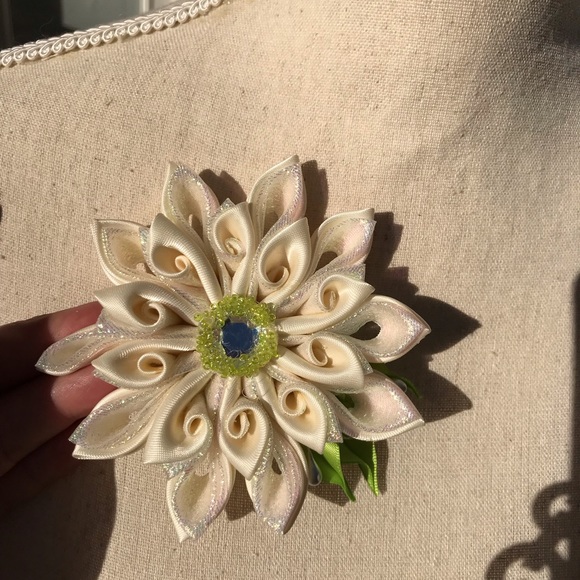Handmade Kanzashi satin ribbon brooch. - Picture 5 of 5
